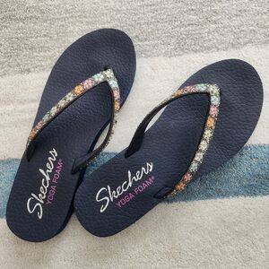 Like New Skechers Women's Large Navy Sandals with Colorful Daisy Straps
